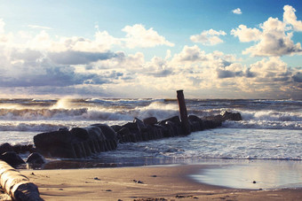 <strong>狂风暴雨</strong>的波罗的海海海滩沿海沙丘
