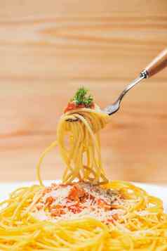 特写镜头这意大利面番茄酱汁橄榄装饰意大利食物