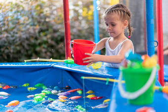 孩子费雪捕捉塑料玩具鱼池娱乐公园夏天一天