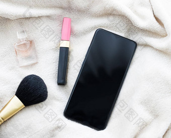女孩平铺移动电话口红香水化妆刷智能手机模型应用程序模板品牌市场营销设计
