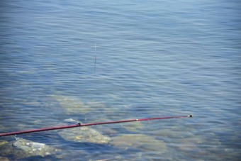 钓鱼浮动棒水部分钓鱼杆可见