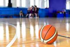 篮球球法院地板上关闭模糊背景