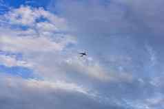 乘客飞机飞行蓝色的夏天多云的天空