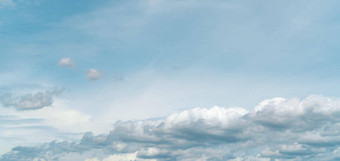 全景视图白色毛茸茸的云蓝色的天空特写镜头白色积云云纹理背景白色蓬松的Cloudscape美自然优柔寡断的感觉棉花美丽的Cloudscape