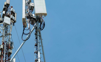 电信塔清晰的蓝色的天空背景天线蓝色的天空广播卫星波兰沟通技术电信行业移动电信网络