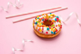 美味的甜甜圈生日柔和的粉红色的背景
