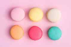 色彩斑斓的柔和的蛋糕macaron蛋白杏仁饼干粉红色的背景