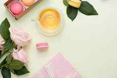 法国蛋白杏仁饼组合成的甜蜜的马卡龙盒子花束粉红色的玫瑰表格