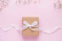 卡夫纸礼物盒子系粉红色的丝带白色花母亲一天