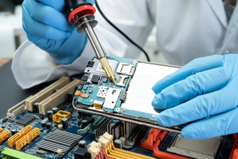 电子垃圾技术员修复内部硬磁盘焊接铁集成电路概念数据硬件技术员技术