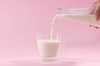 <strong>倒牛奶</strong>玻璃瓶粉红色的