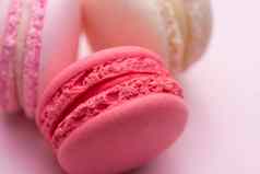 美味的粉红色的蛋糕macaron蛋白杏仁饼干粉红色的背景特写镜头