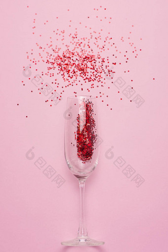 平躺庆祝活动香槟玻璃色彩斑斓的聚会，派对飘带粉红色的背景