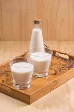 乳制品产品瓶牛奶玻璃牛奶木表格