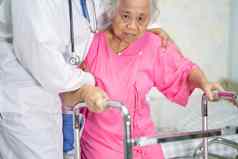 亚洲护士理疗师医生护理支持高级上了年纪的夫人女人病人走沃克医院病房健康的强大的医疗概念