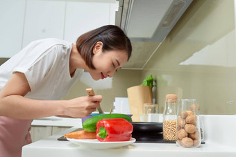 年轻的女人烹饪厨房健康的食物节食概念健康的生活方式烹饪首页准备食物