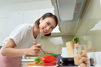 年轻的女人烹饪厨房健康的食物节食概念健康的生活方式烹饪首页准备食物