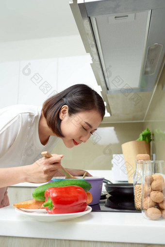 年轻的女人烹饪厨房健康的食物节食概念健康的生活方式烹饪首页准备食物