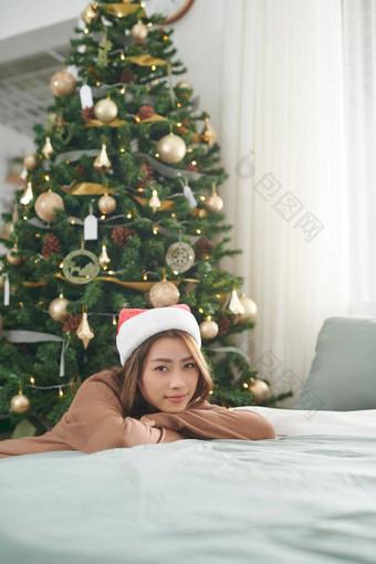 圣诞节庆祝活动概念诺埃尔快乐女人快乐微笑圣诞节树享受庆祝活动