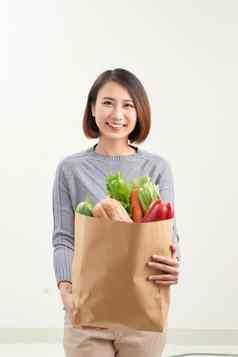 美丽的微笑亚洲女人持有纸购物袋完整的蔬菜食品杂货工作室拍摄孤立的白色背景