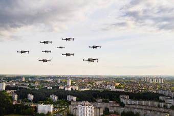 drones飞城市的房子城市景观drones飞行直升机四轴飞行器飞行城市