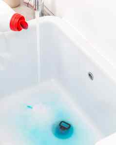 倒蓝色的洗涤剂空水槽洗衣服洗衣房间
