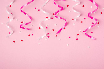 精致的粉红色的聚会，派对背景飘带庆祝分散五彩纸屑