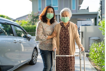 亚洲高级上了年纪的夫人女人走沃克穿脸面具保护安全感染科维德冠状病毒