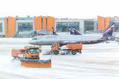 莫斯科俄罗斯12月扫雪机删除雪跑道道路机场雪风暴sheremetyevo机场12月莫斯科