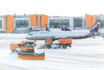 莫斯科<strong>俄罗斯</strong>12月扫雪机删除雪跑道道路<strong>机场</strong>雪风暴sheremetyevo<strong>机场</strong>12月莫斯科