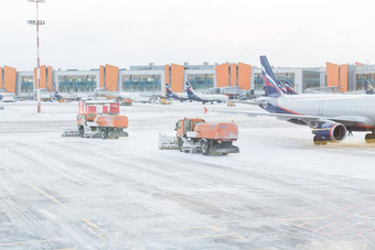 莫斯科<strong>俄罗斯</strong>12月扫雪机删除雪跑道道路<strong>机场</strong>雪风暴sheremetyevo<strong>机场</strong>12月莫斯科