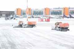 扫雪机删除雪跑道道路机场雪风暴视图窗口