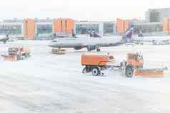 莫斯科俄罗斯12月扫雪机删除雪跑道道路机场雪风暴sheremetyevo机场12月莫斯科