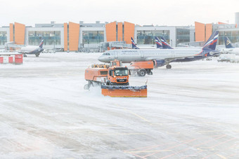 莫斯科<strong>俄罗斯</strong>12月扫雪机删除雪跑道道路<strong>机场</strong>雪风暴sheremetyevo<strong>机场</strong>12月莫斯科