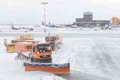 莫斯科俄罗斯12月扫雪机删除雪跑道道路机场雪风暴sheremetyevo机场12月莫斯科