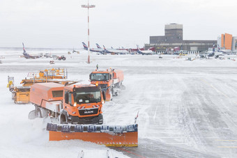 莫斯科<strong>俄罗斯</strong>12月扫雪机删除雪跑道道路<strong>机场</strong>雪风暴sheremetyevo<strong>机场</strong>12月莫斯科