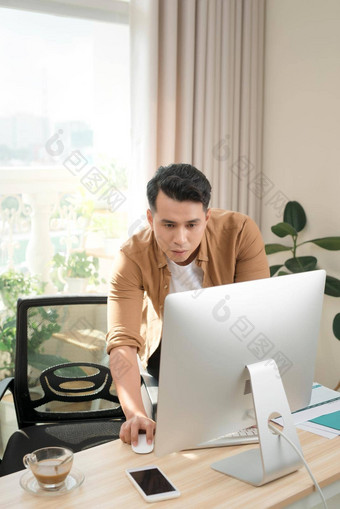 年轻的亚洲办公室男人。斗争电脑沮丧亚洲业务男人。电脑工作办公室业务人斗争技术