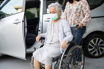 支持亚洲高级上了年纪的夫人女人病人坐着轮椅准备车健康的强<strong>大</strong>的<strong>医</strong>疗概念