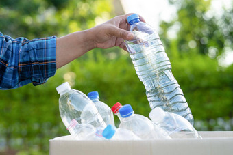 亚洲女人志愿者携带水塑料瓶垃圾盒子垃圾公园回收浪费环境生态概念