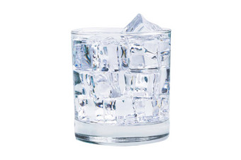 玻璃冰多维数据集冷新鲜的水喝夏天孤立的白色背景剪裁路径