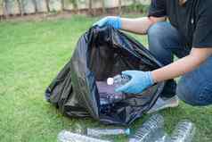 亚洲女人志愿者携带水塑料瓶垃圾袋垃圾公园回收浪费环境生态概念
