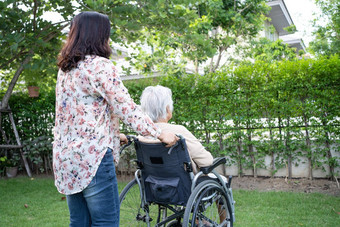 亚洲<strong>高级</strong>上了年纪的夫人女人电轮椅穿脸面具保护安全<strong>感</strong>染科维德冠状病毒公园