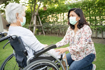 亚洲高级上了年纪的夫人女人轮椅穿脸面具保护安全感染科维德冠状病毒公园