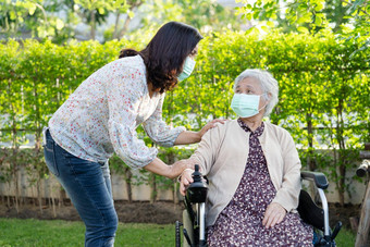 亚洲高级上了年纪的夫人女人电轮椅穿脸面具保护安全感染科维德冠状病毒公园