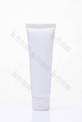 化妆品保湿霜瓶孤立的白色