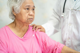 亚洲医生触碰亚洲高级上了年纪的夫人女人病人爱<strong>护理</strong>帮助鼓励同理心<strong>护理</strong>医院病房健康的强大的医疗概念