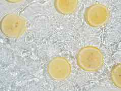 柠檬片清洁透明的水白色