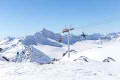 滑雪电梯滑雪度假胜地高山