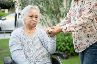 亚洲高级上了年纪的夫人女人轮椅穿脸面具保护安全感染科维德冠状病毒公园