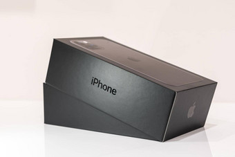 莫斯科俄罗斯9月关闭黑色的盒子苹果iPhone为unboxing白色背景